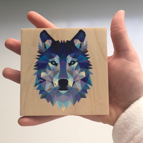 This hand painted wolf. On a sanded piece of wood. - Picture 3 of 3
